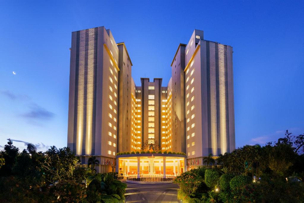 Araliya Beach Resort & Spa​